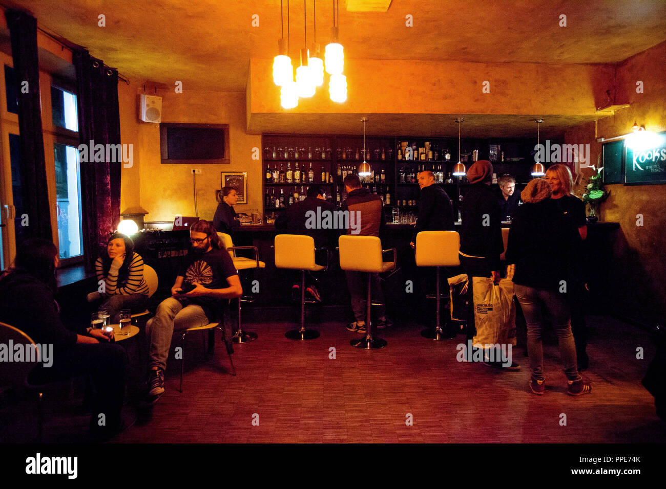 Guests in the 'Kooks' bar in Geyerstrasse 18 in the Glockenbachviertel. Stock Photo