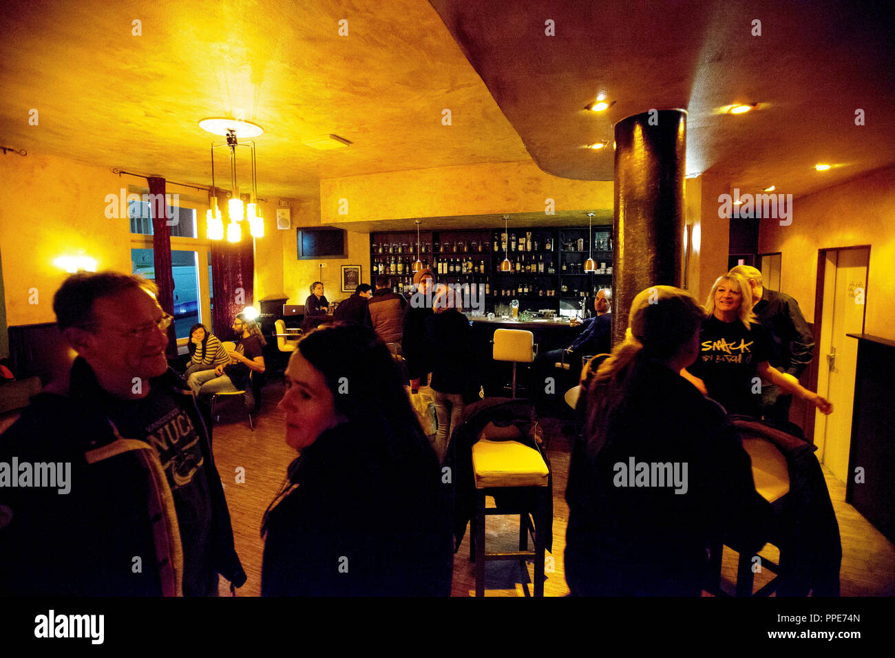 Guests in the 'Kooks' bar in Geyerstrasse 18 in the Glockenbachviertel. Stock Photo
