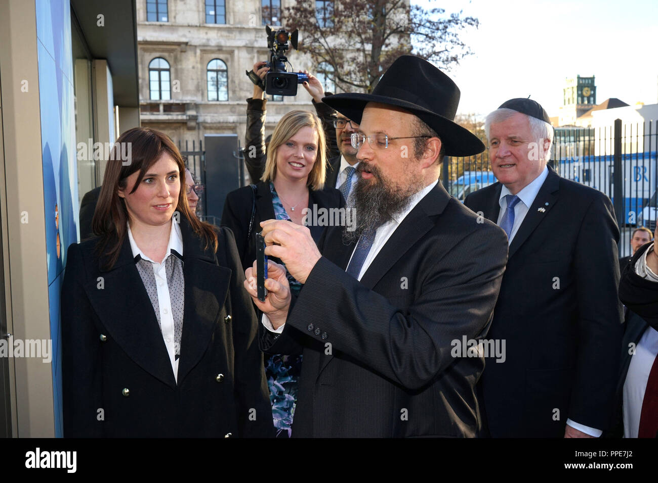 Tzipi Hotovely (left), Deputy Minister of Foreign Affairs of Israel and the Minister President of Bavaria Horst Seehofer (right) watch a rabbi (m.) as he blesses the new Consulate General of the State of Israel on the Karolinenplatz in Munich. Stock Photo