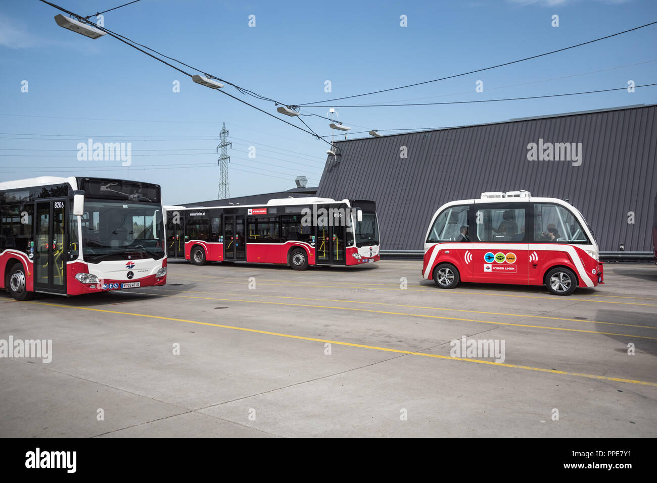 Wien, Busgarage Leopoldau der Wiener Linien, Präsentation des  selbstfahrenden Busses Navya Stock Photo - Alamy