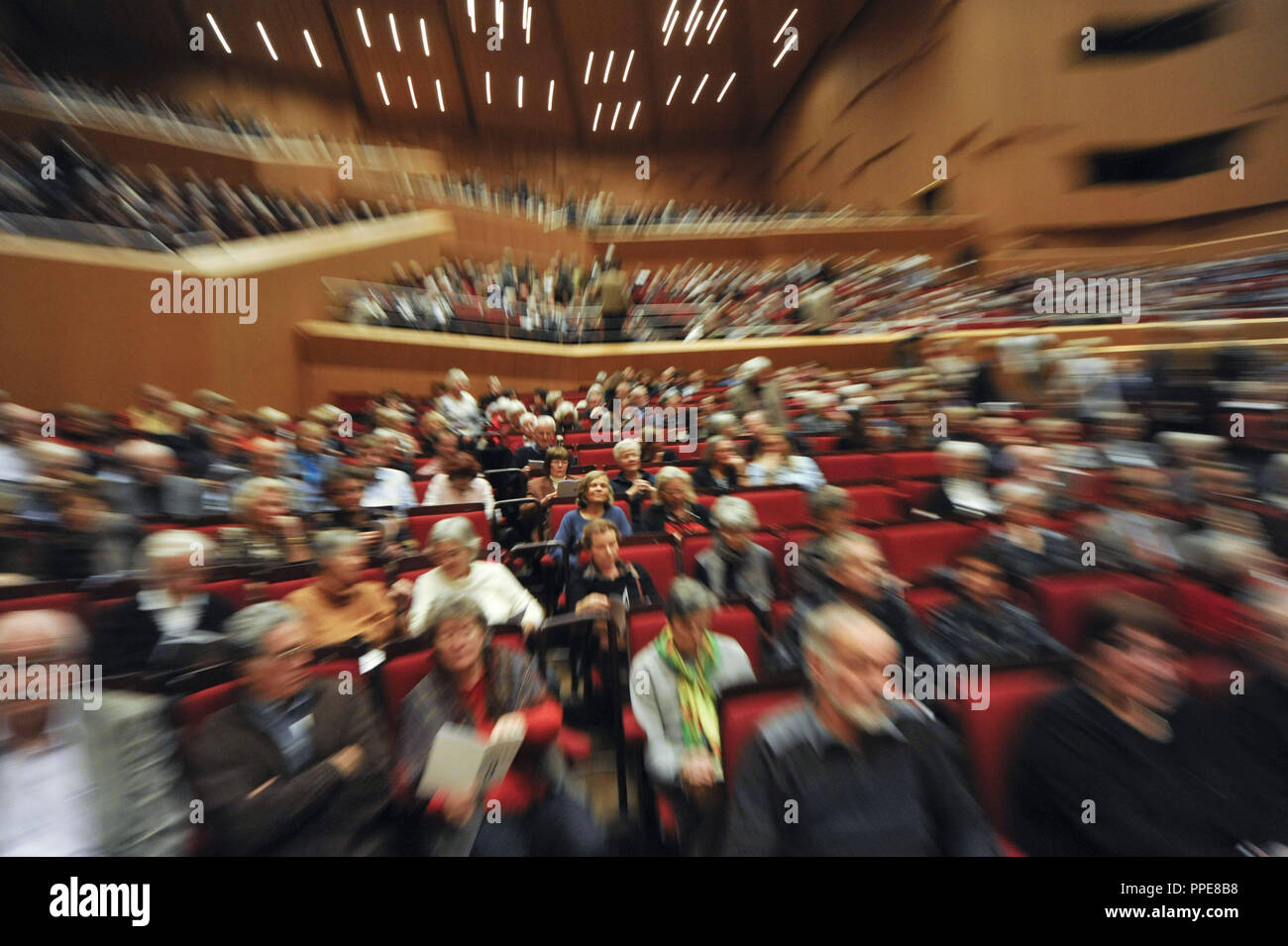 The Symphony Orchestra of the Bavarian Radio (BR) under the direction of BR chief conductor Bernard Haitink plays Gustav Mahler's Symphony No. 9 at the public rehearsal for SZ readers at the Philharmonie im Gasteig. In the picture, view of the audience. Stock Photo