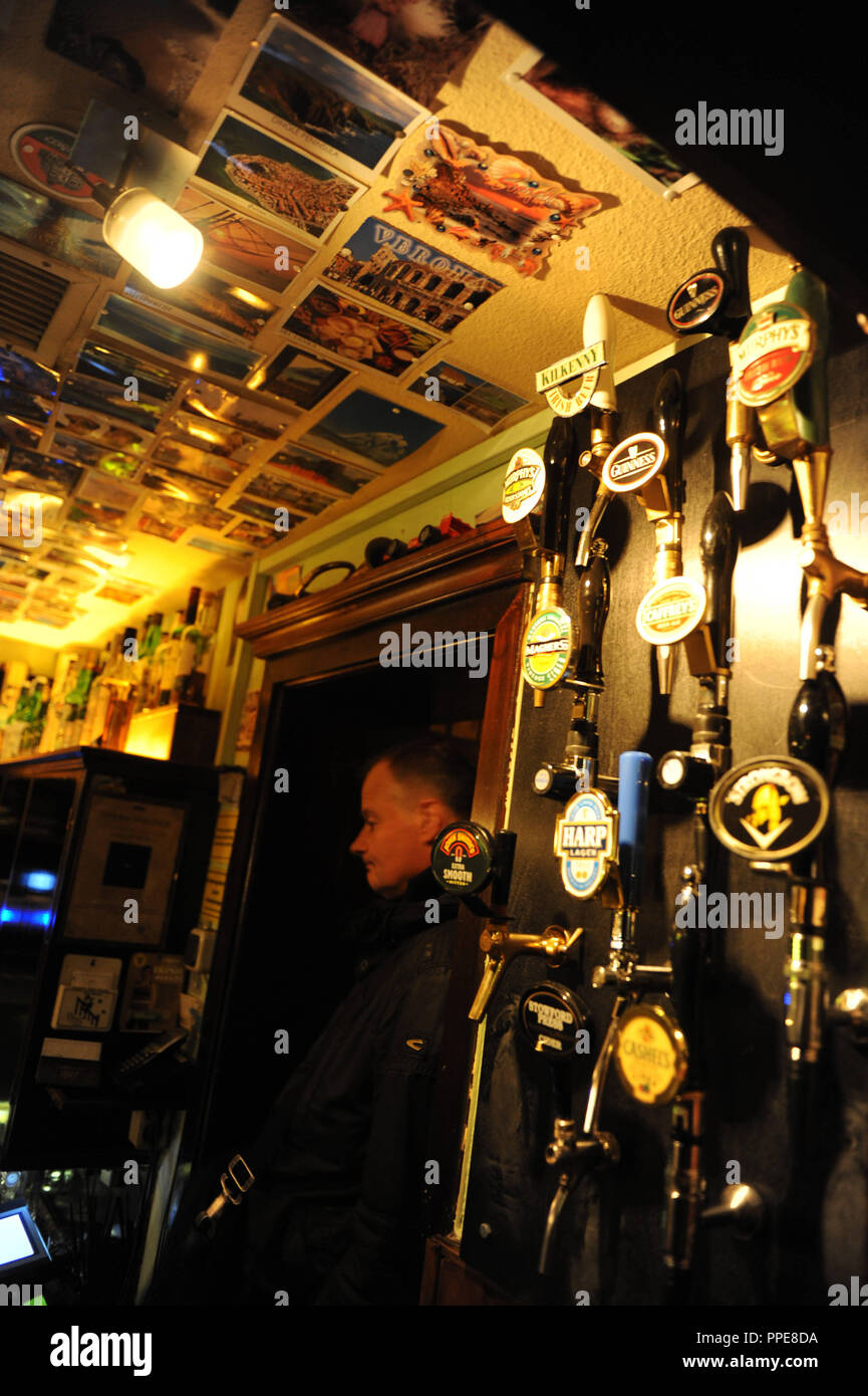 Guests in the Irish pub "Ryan's Muddy Boot" in the Schloerstrasse 10 in  Neuhausen Stock Photo - Alamy