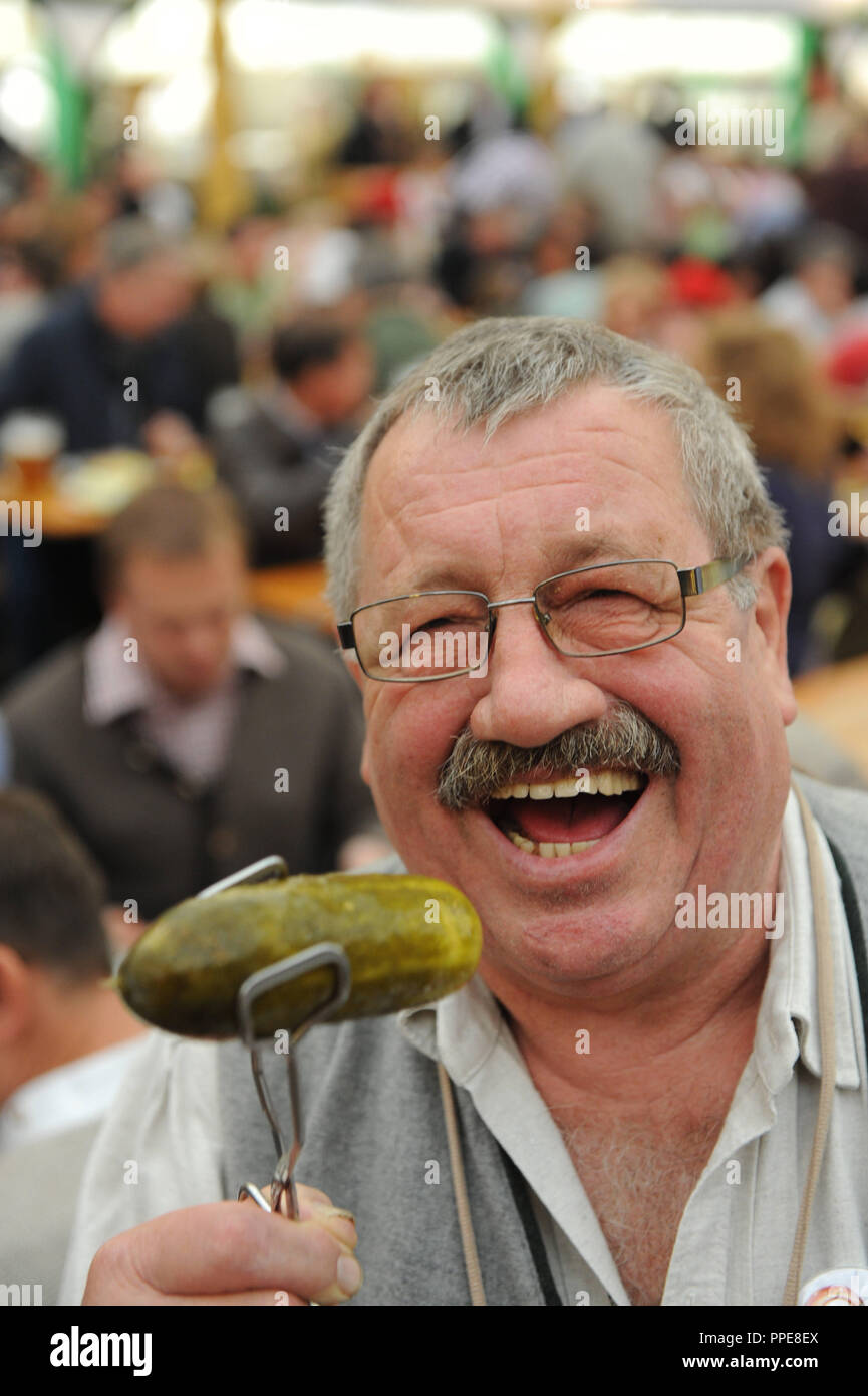 Pickles Seller Franz Bauer Gurken Franz In The Armbrustschuetzen Tent At The Munich Oktoberfest Stock Photo Alamy