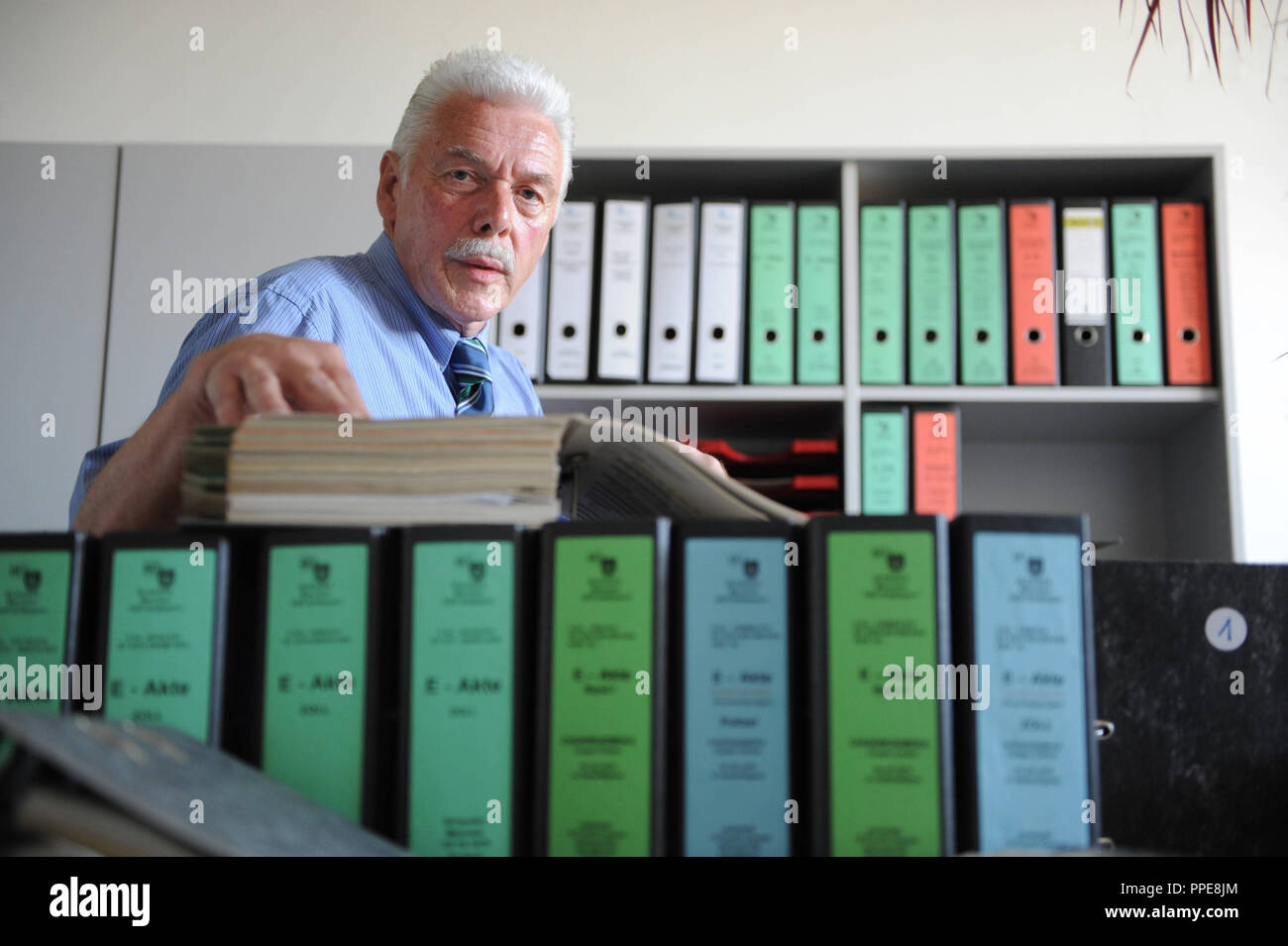 Georg Kull, customs investigator at the Zollfahndungsamt Muenchen (Customs Investigation Office Munich) in the Landsberger Strasse. Together with colleagues the investigator pursued a ring of drug dealers for 10 years. The documentation of the successfully closed case filled 78 file folders. Stock Photo