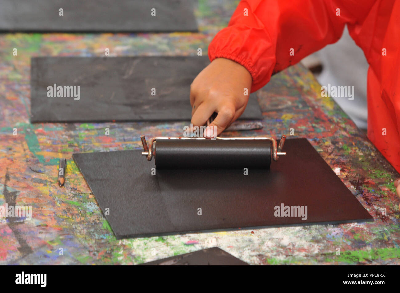 Child making linocuts in the Kinderkunsthaus in Schwabing Stock Photo ...
