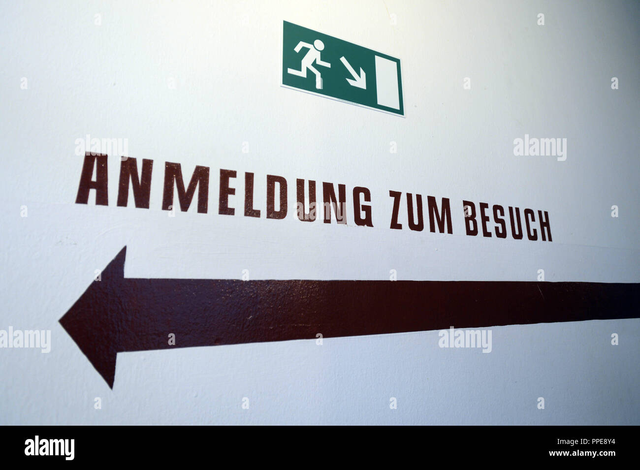 Sign showing the way to the 'Registration for visit' in the Stadelheim Prison in Munich. Stock Photo