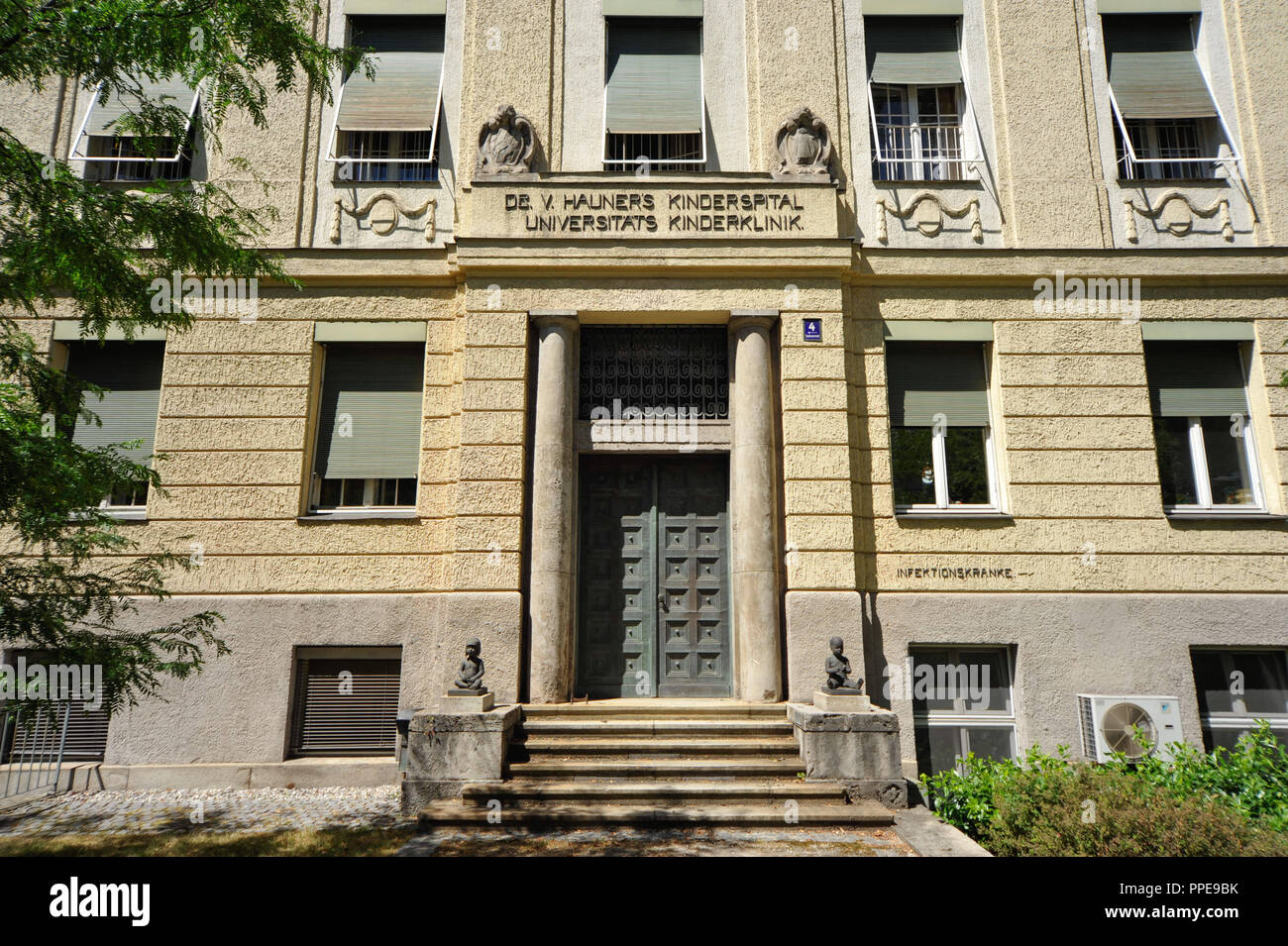 Entrance with the inscription: 'Dr. v. Hauners Universitaets Kinderspital Universitaets Kinderklinik' at the Haunerschen Kinderspital. Stock Photo