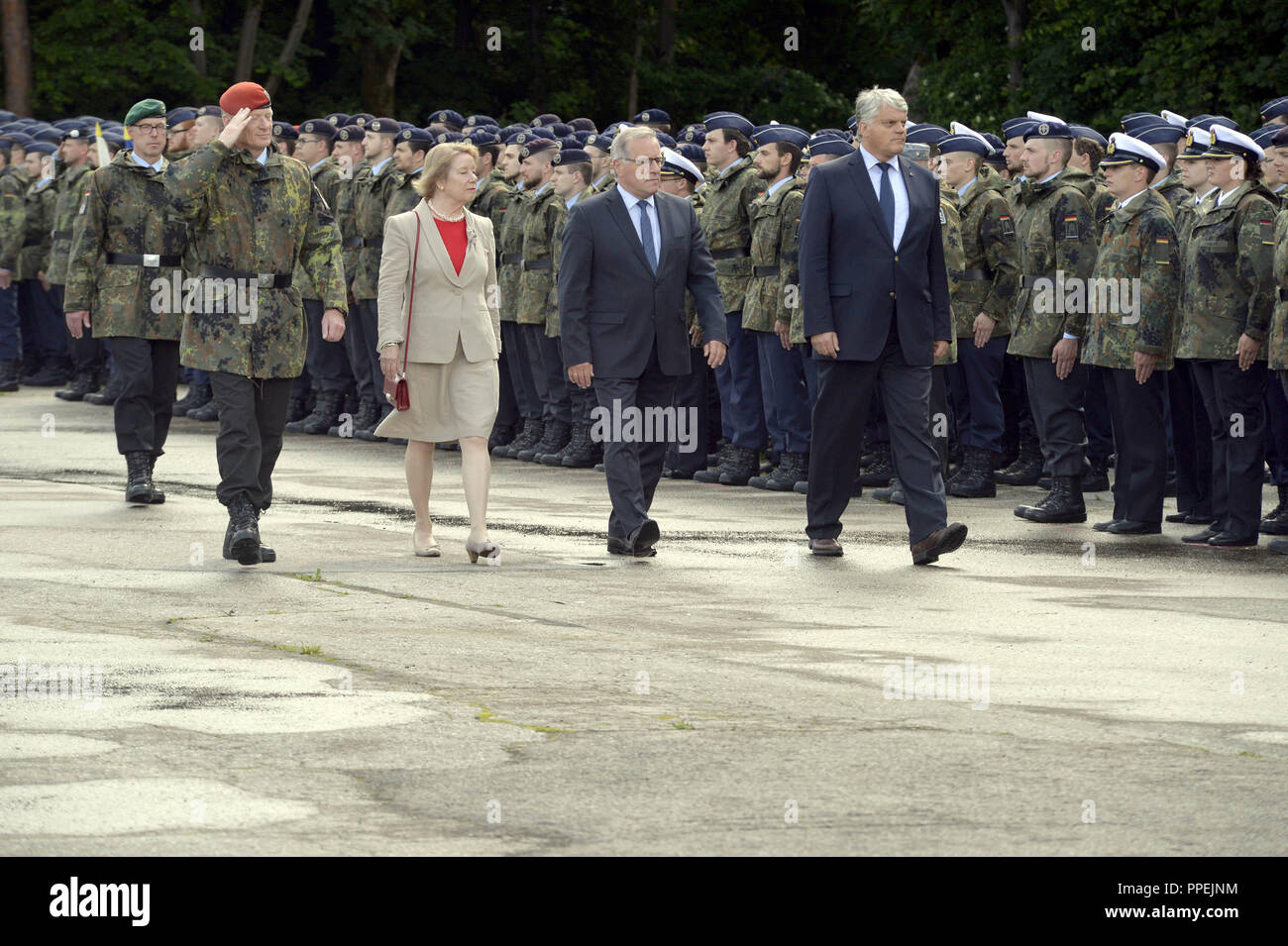 Officials of the Bundeswehr during the solemn roll call on the Open Door Day at the University of the Bundeswehr in Neubiberg. In the picture, university president Merith Niehuss (2nd row) and Markus Grübel (r.), Parliamentary State Secretary at the Federal Ministry of Defence, inspect the soldiers. Stock Photo