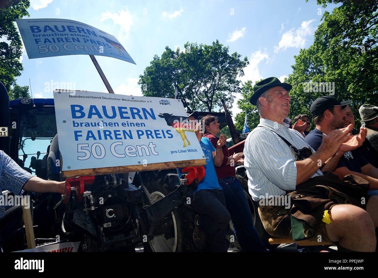 Hundreds of farmers demand a fair milk price at a demonstration in front of the Bavarian State Chancellery in Munich. At the same time  in the building is taking place a meeting of representatives of the farmers' association and the Bundesverband Deutscher Milchviehhalter (Federal Association of German Dairy Farmers) with the agriculture ministers of the Federation and the Free State led by Prime Minister Horst Seehofer. Stock Photo