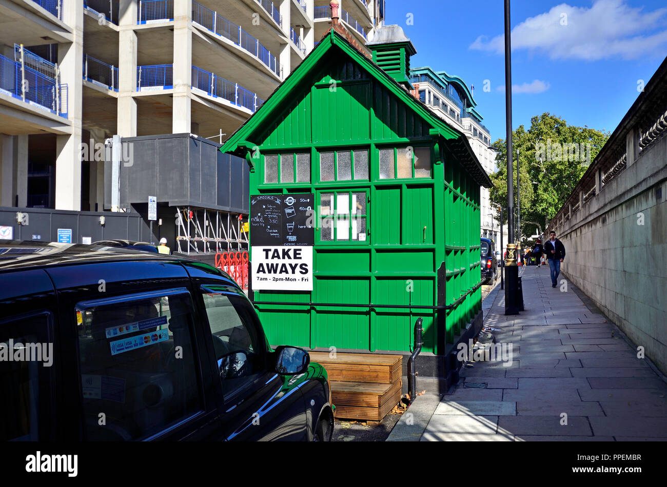 Cabman's Shelter green hut, Temple Station, London, England, UK. Shelter restored 1989 by the Cabman's Shelter Fund, now serving refreshments five day Stock Photo