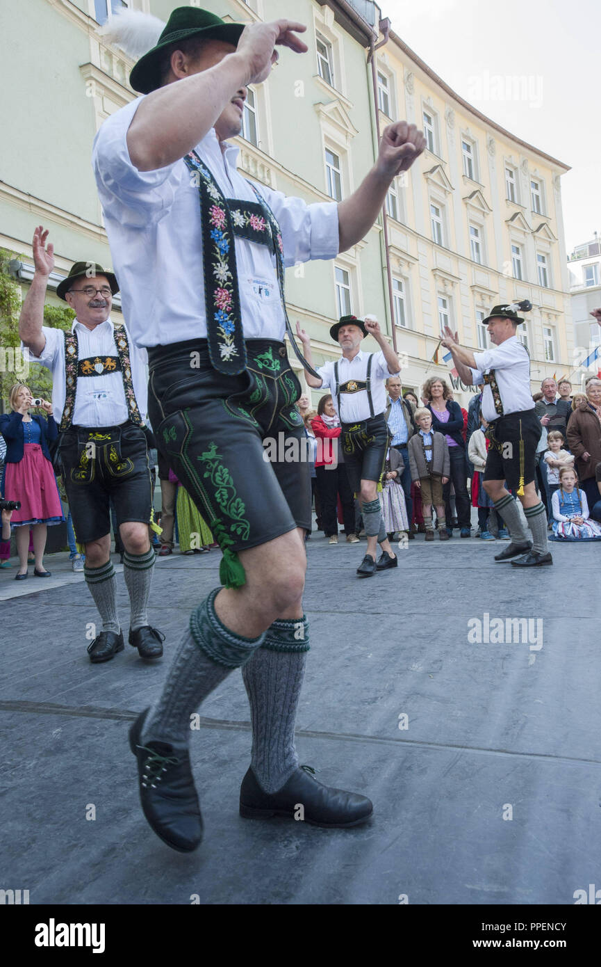 Performance of the gay Schuhplattler 'D'Schwuhplattler' at Maypole festival on the Hans-Mielich Square in Untergiesing. Stock Photo