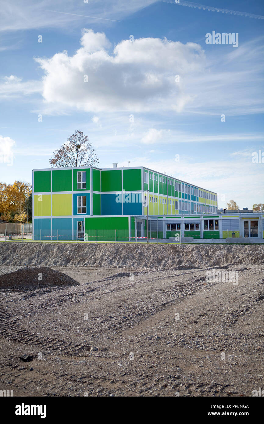 The elementary school made of containers in the Gertrud Grunow Strasse 51 / corner Domagkstrasse