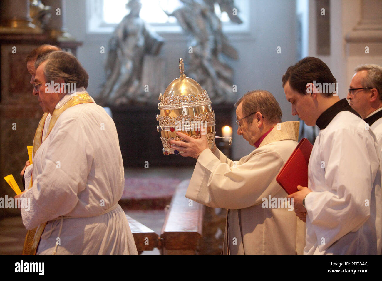 Pope Tiara High Resolution Stock Photography and Images - Alamy