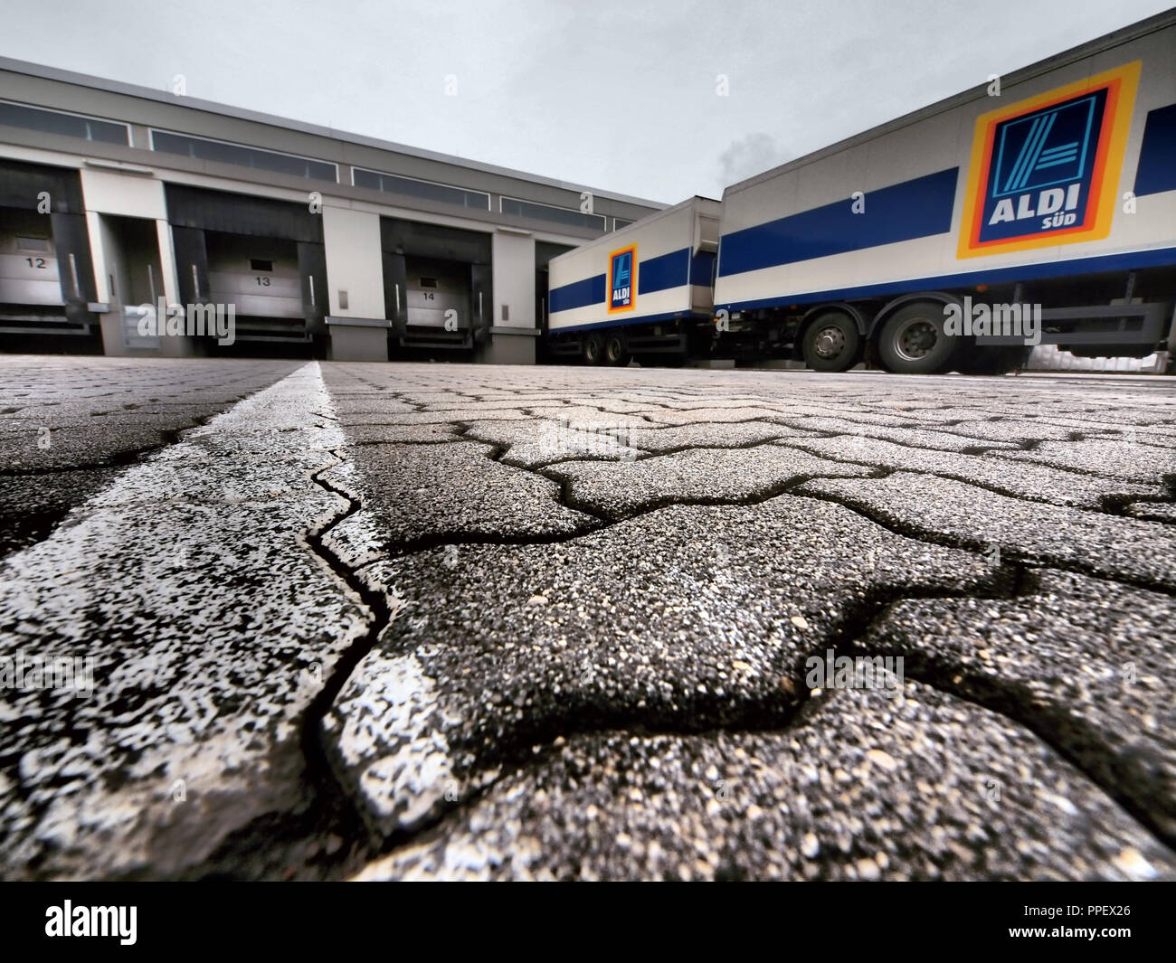 aldi-delivery-truck-hi-res-stock-photography-and-images-alamy