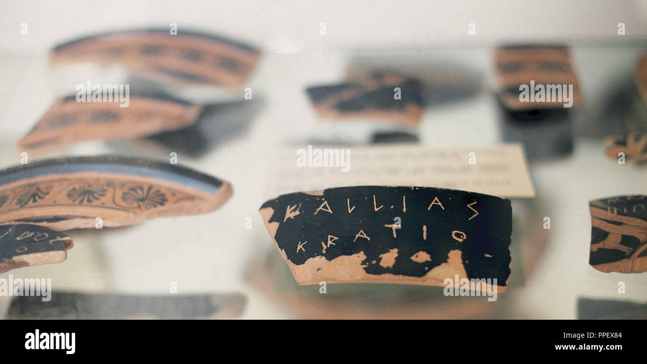 ARTE GRIEGO. GRECIA. Detalle de un OSTRACON u OSTRACA. Fragmento de cerámica u otro material similar que en la antigüedad era aprovechado para escribir sobre él. Museo Arqueológico. Atenas. Stock Photo