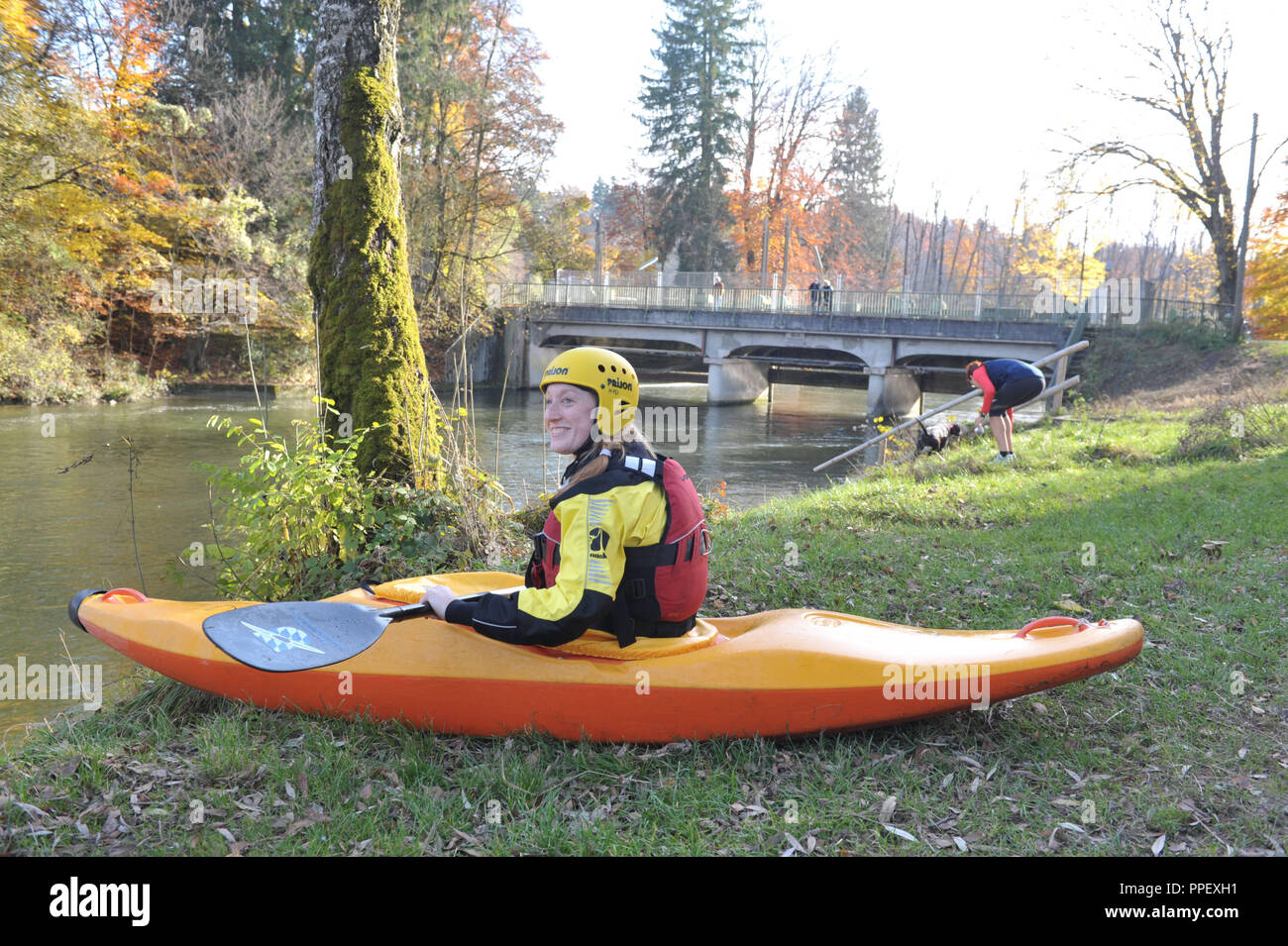 Canoeist on the River Isar near the Marienklausenbruecke. The Deutsche-  Touring-Kajak-Club-Muenchen (German Touring Kayak Club Munich) (DTKC) was  founded in 1912 in Thalkirchen Stock Photo - Alamy