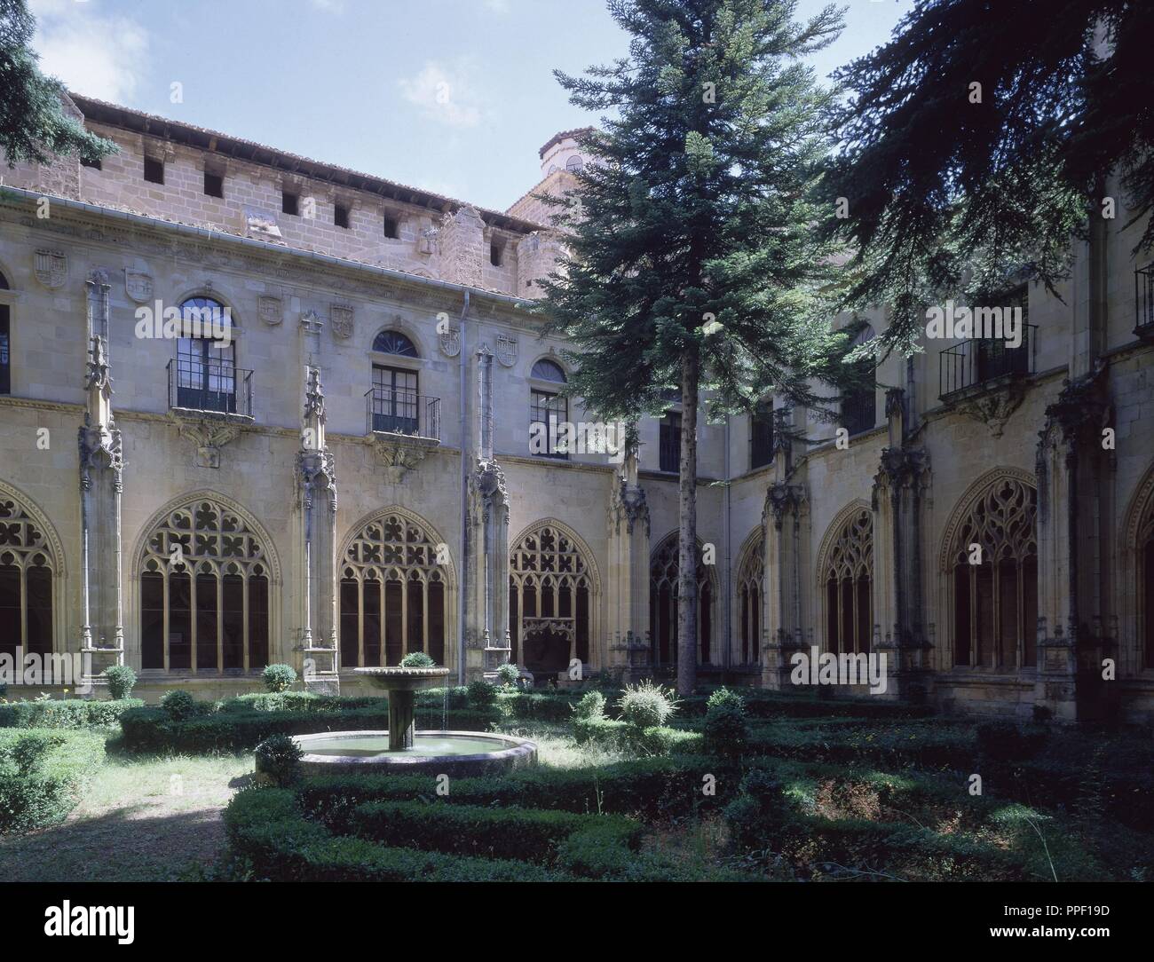 CLAUSTRO DEL MONASTERIO DE SAN SALVADOR - VENTANALES GOTICOS - SIGLO XVI. Author: COLONIA, SIMON DE. Location: MONASTERIO DE SAN SALVADOR. ONA. SPAIN. Stock Photo