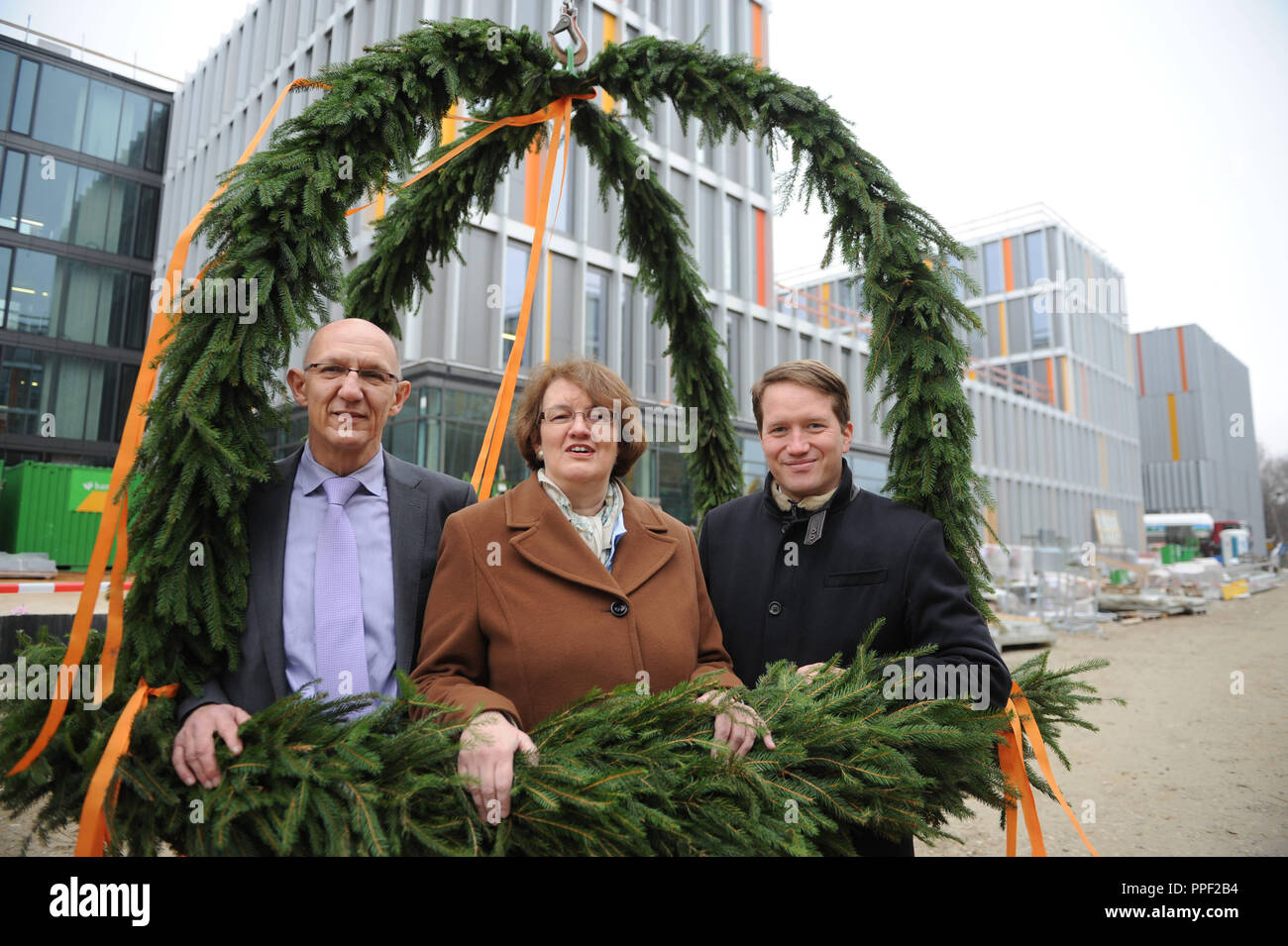 From left to right: Hans Raab (ITM), Mayor Christine Strobl and CEO of Stadtwerke Dr. Florian Bieberbach at the topping out ceremony for the new IT Hall of Munich Stadtwerke (SWM) at Agnes Pockels-Bogen in Moosach, Munich, Germany Stock Photo