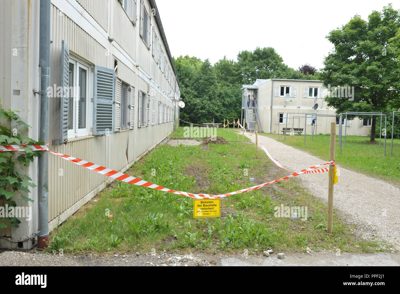 Renovation work on the Asylum Home for in St. Veit-Straße 46 in Berg. The residential containers in the background are inhabited again, Munich, Germany Stock Photo