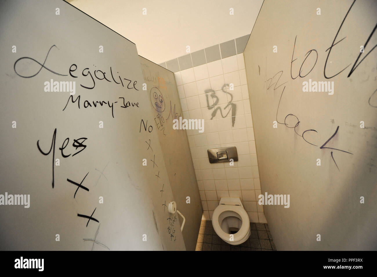 On-site inspection of the Education Committee of the Bavarian Landtag at the Marieluise-Fleisser Realschule in the Schwanthalerstrasse 87 after the parents' council requested the help of the parliamentarians due to the catastrophic structural condition of the building. The picture shows a scribbled student toilet. Stock Photo