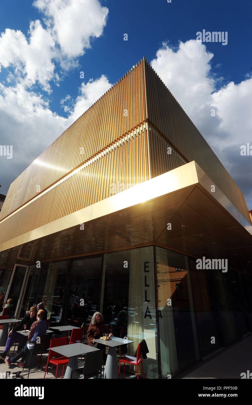 The terrace of the museum restaurant 'Ella' in front of the extension of the Lenbachhaus with its shining golden facade. Stock Photo