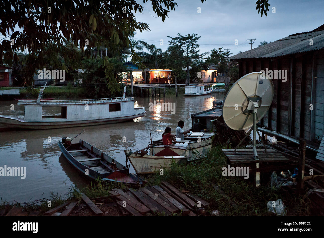 Everyday life in the remote settlement Vila Progresso on the shore of a tributary of the Amazon in Brazil. Stock Photo