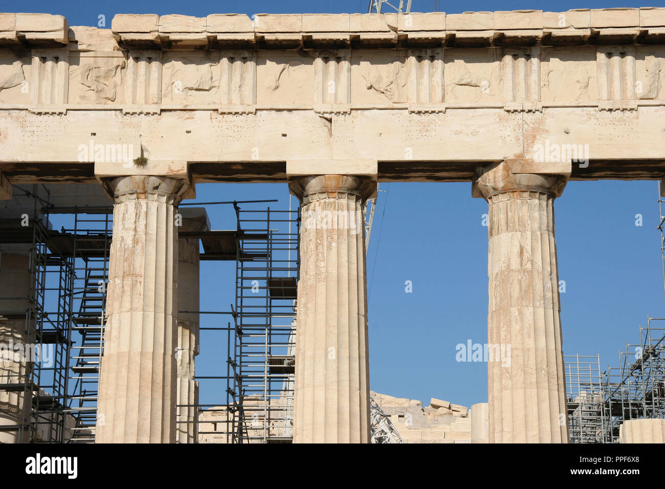 Greek Art. Parthenon. Was built between 447-438 BC. in Doric style under leadership of Pericles. The building was designed by the architects Ictinos and Callicrates. Detail of entablature (frieze with triglyphs and metopes, archirave, capital with abacus, echinus and necking, and columns. Acropolis. Athens. Attica. Central Greek. Europe. Stock Photo