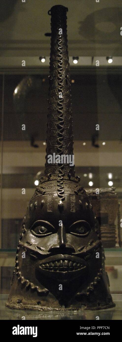 ARTE AFRICANO. NIGERIA. S. XVIII. MASCARA RITUAL ODODUA CON CASCO de latón. Reino de Benín. Museo Británico. Londres. Inglaterra. Reino Unido. Stock Photo