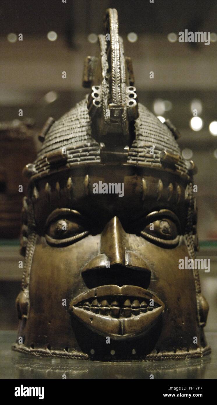 ARTE AFRICANO. NIGERIA. S. XVIII. MASCARA RITUAL ODODUA CON CASCO de latón. Reino de Benín. Museo Británico. Londres. Inglaterra. Reino Unido. Stock Photo