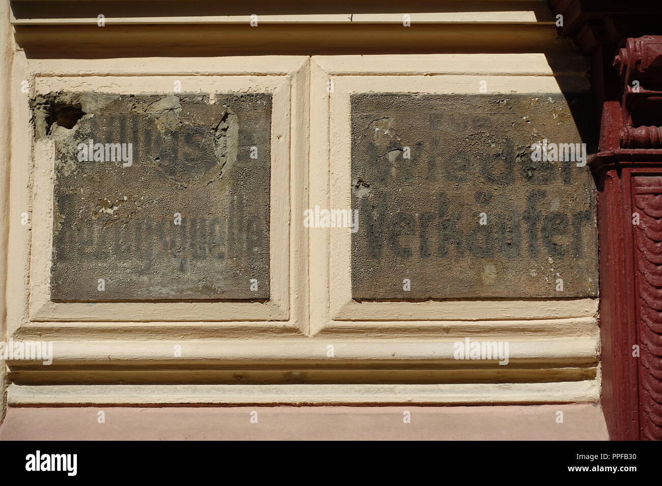 Berlin, alte Aufschriften an einem Wohnhaus im Kollwitzkiez Stock Photo