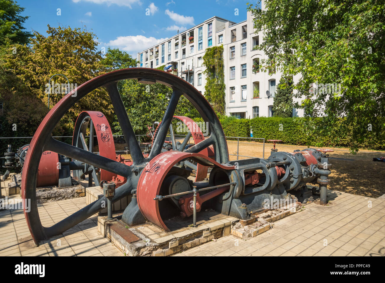 Köln, Stollwerck Kompressor und Anno-Riegel (Wohnbau in ehemaliger  Schokoladenfabrik Stock Photo - Alamy