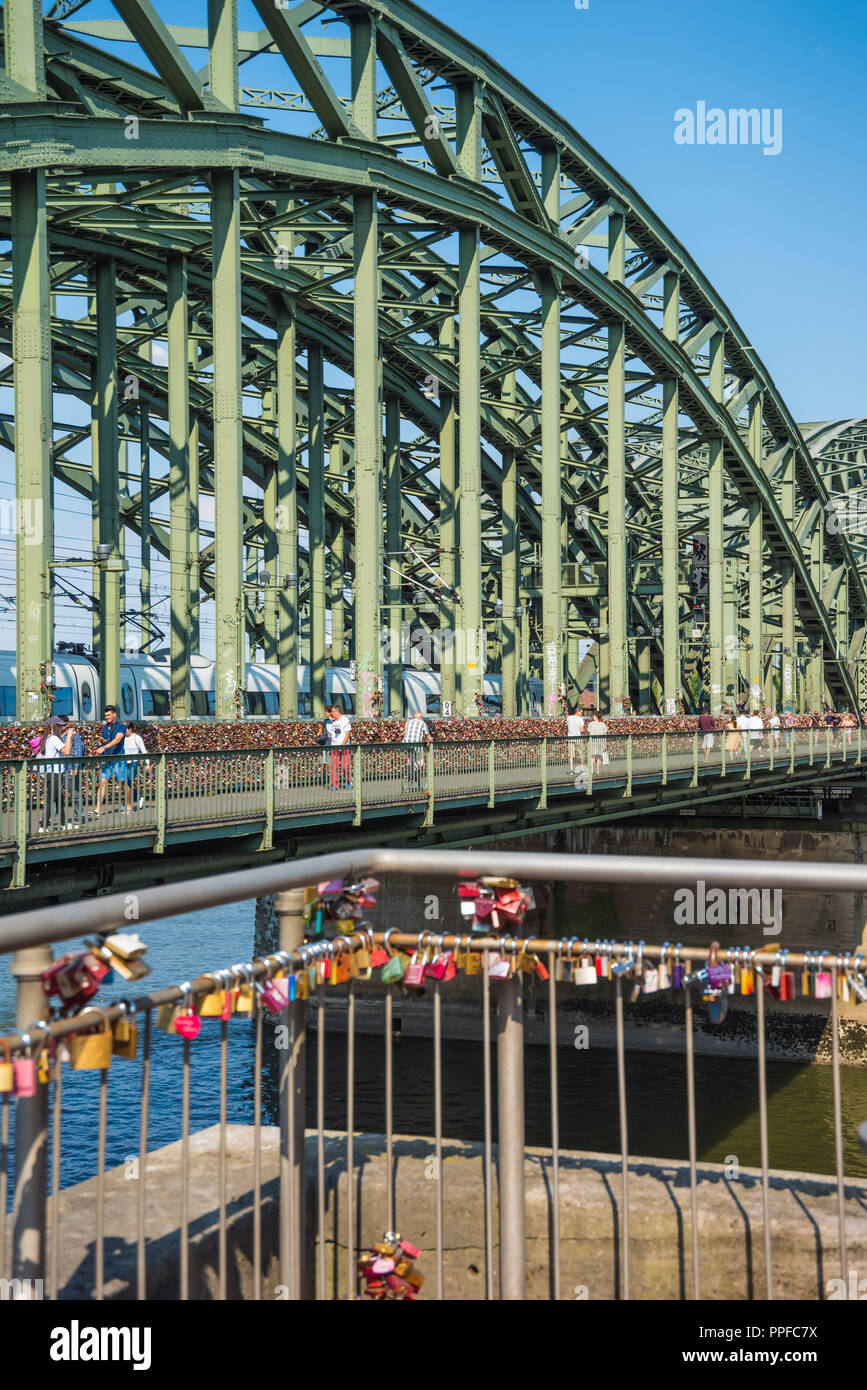 Köln, Liebesschlösser auf der Hohenzollernbrücke über den Rhein - Cologne, Love Locks at the Hohenzollern Bridge Stock Photo