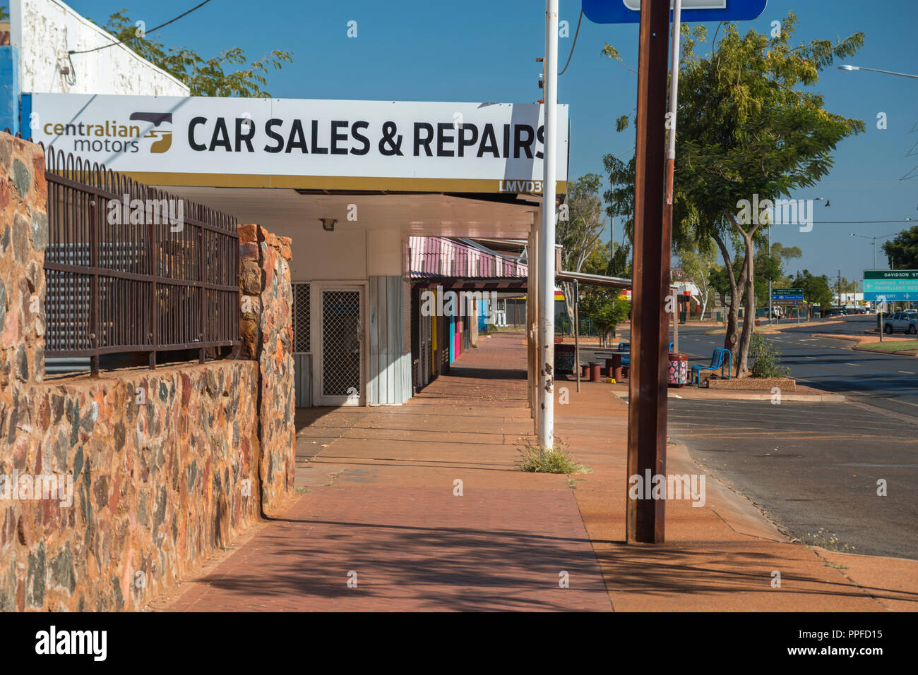Vie along the sops on stuart highway, Paterson Steet in Tennant creek