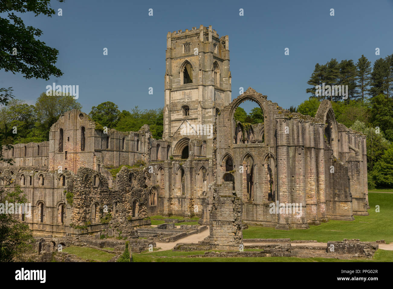 Rundgang durch Fountains Abbey Stock Photo