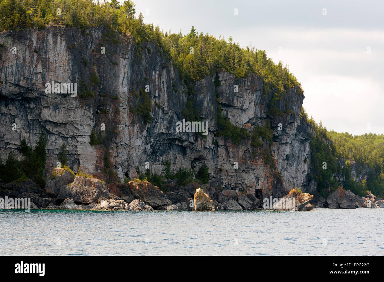 Limestone cliffs on the shore of the Bruce Peninsula, Georgian Bay Stock Photo