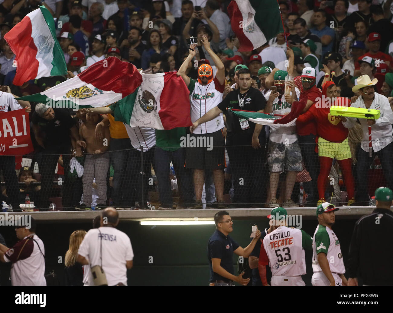 Con un ponche del relevista Jake Sanchez, Mexico gana 1 carrera por cero a  Cuba 9 innings, con este resultado el equipo azteca pasa a la final de la S  Stock Photo - Alamy