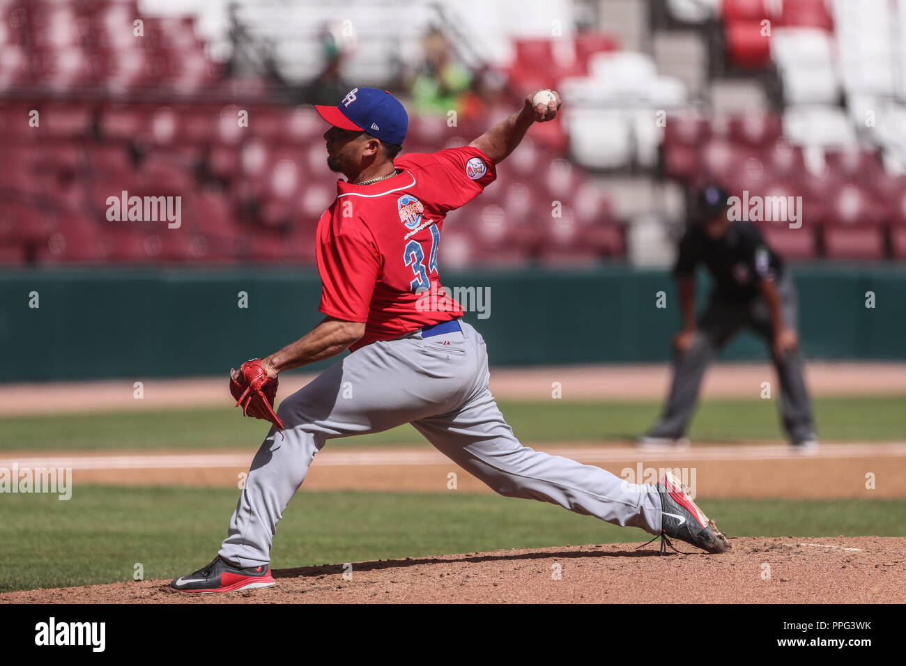 Orlando Roman pitcher abridor por Puerto Rico hace lanzamientos en el primer inning, durante partido semifinal de la Serie del Caribe en el nuevo Esta Stock Photo