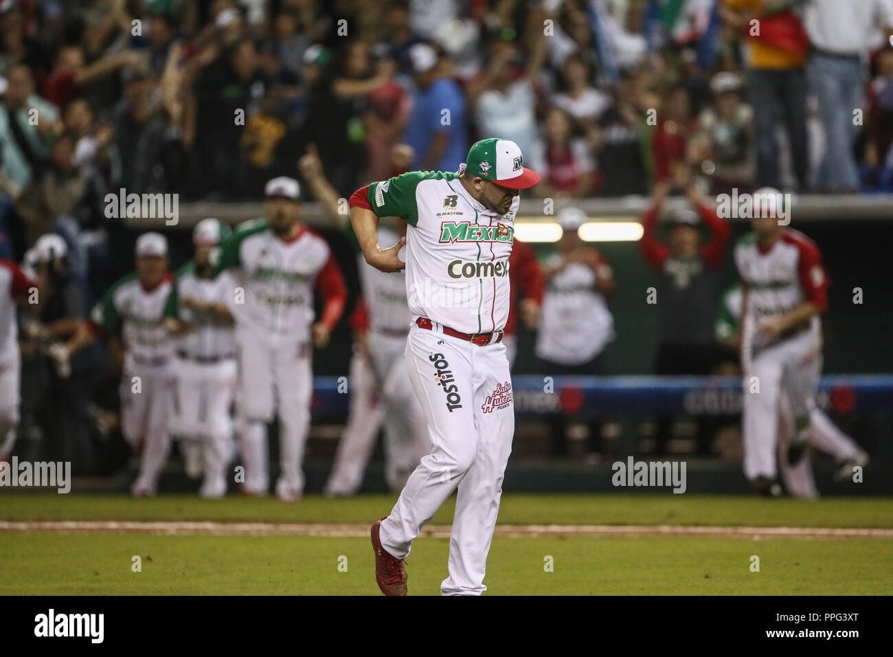 Con un ponche del relevista Jake Sanchez, Mexico gana 1 carrera por cero a Cuba 9 innings, con este resultado el equipo azteca pasa a la final de la S Stock Photo