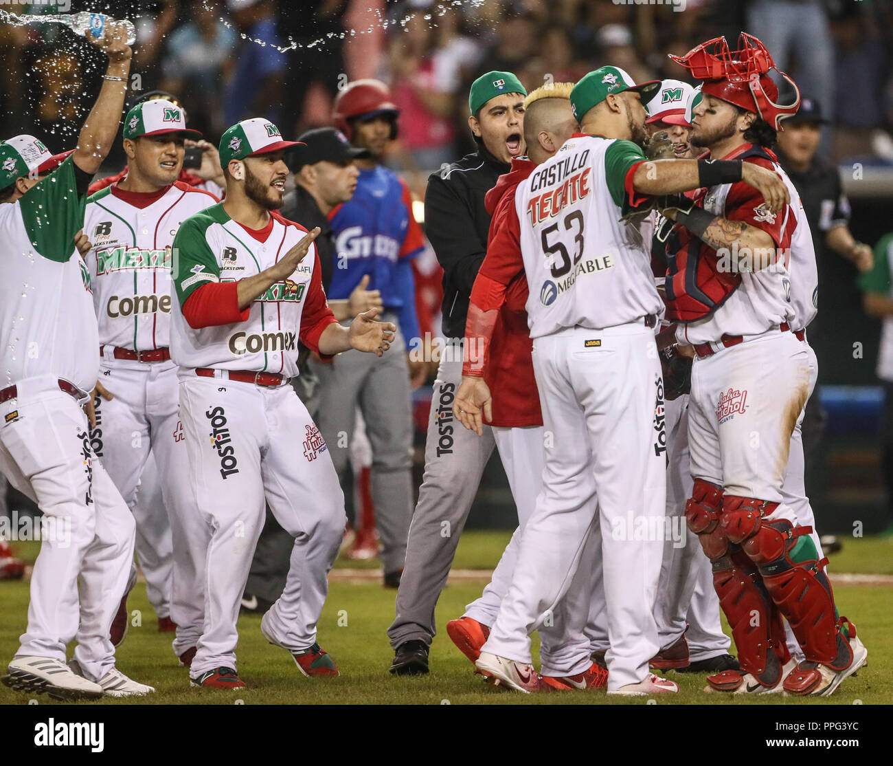 Con un ponche del relevista Jake Sanchez, Mexico gana 1 carrera por cero a  Cuba 9 innings, con este resultado el equipo azteca pasa a la final de la S  Stock Photo - Alamy