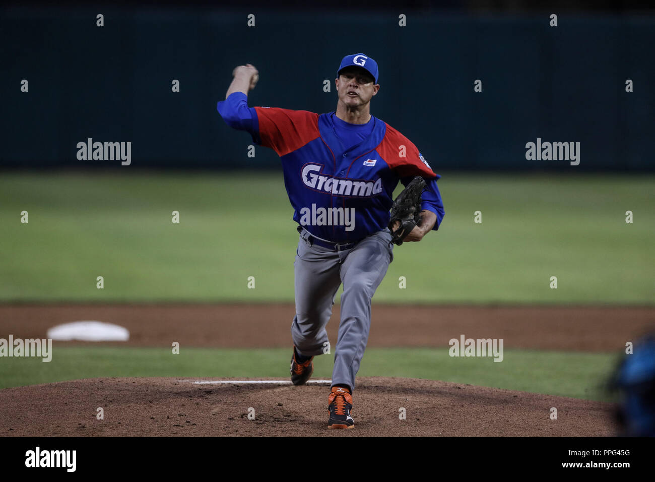 Lazaro Blanco pitcher inicial de esta noche por Cuba hace lanzamientos en El Segundo inning, durante el segundo partido semifinal de la Serie del Cari Stock Photo