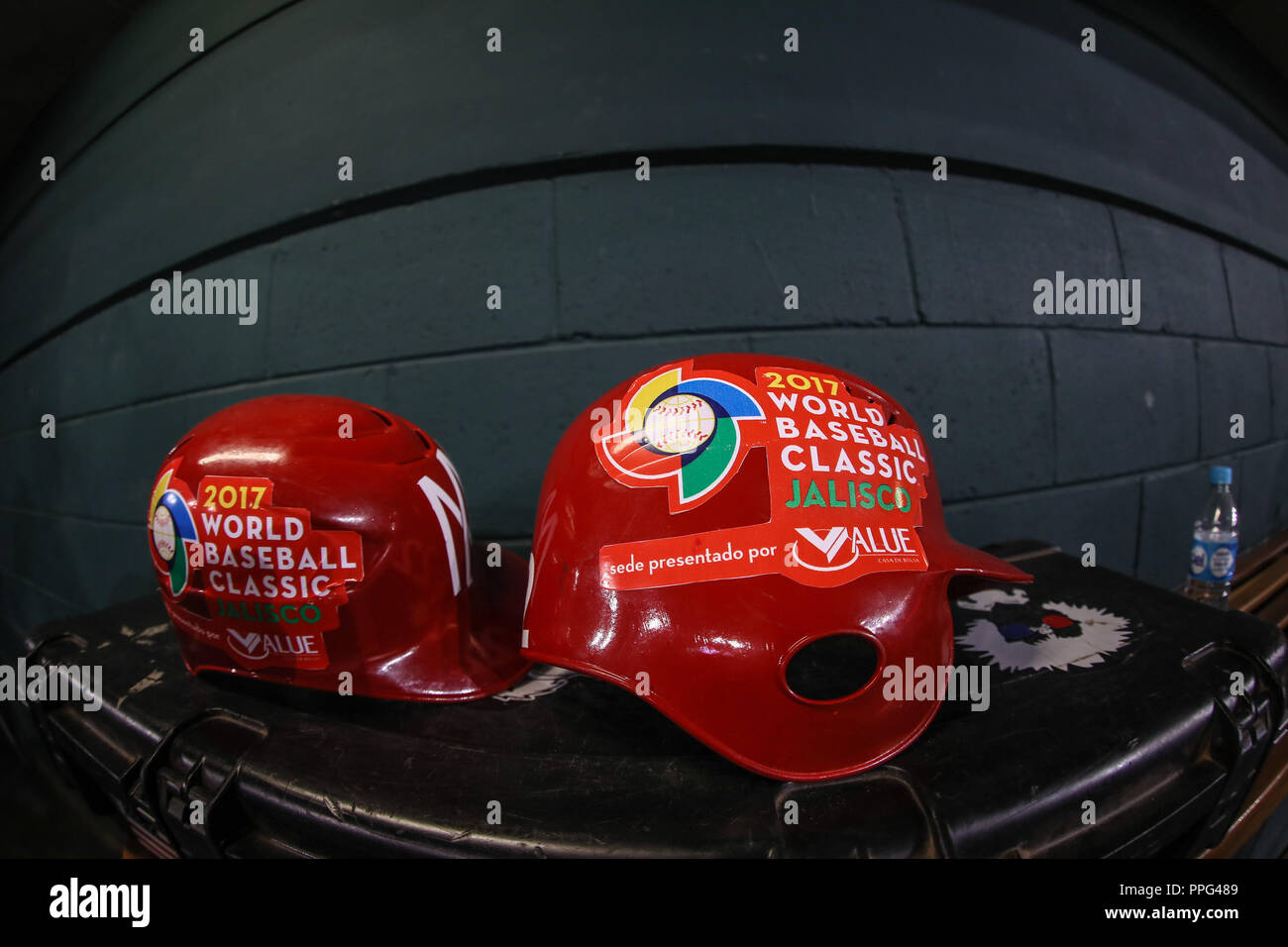 Aspectos del casco con el logotipo del Clásico Mundial de Béisbol , previo al encuentro de Las Aguilas de Mexicali de Mexico vs Los Criollos de Cagua Stock Photo