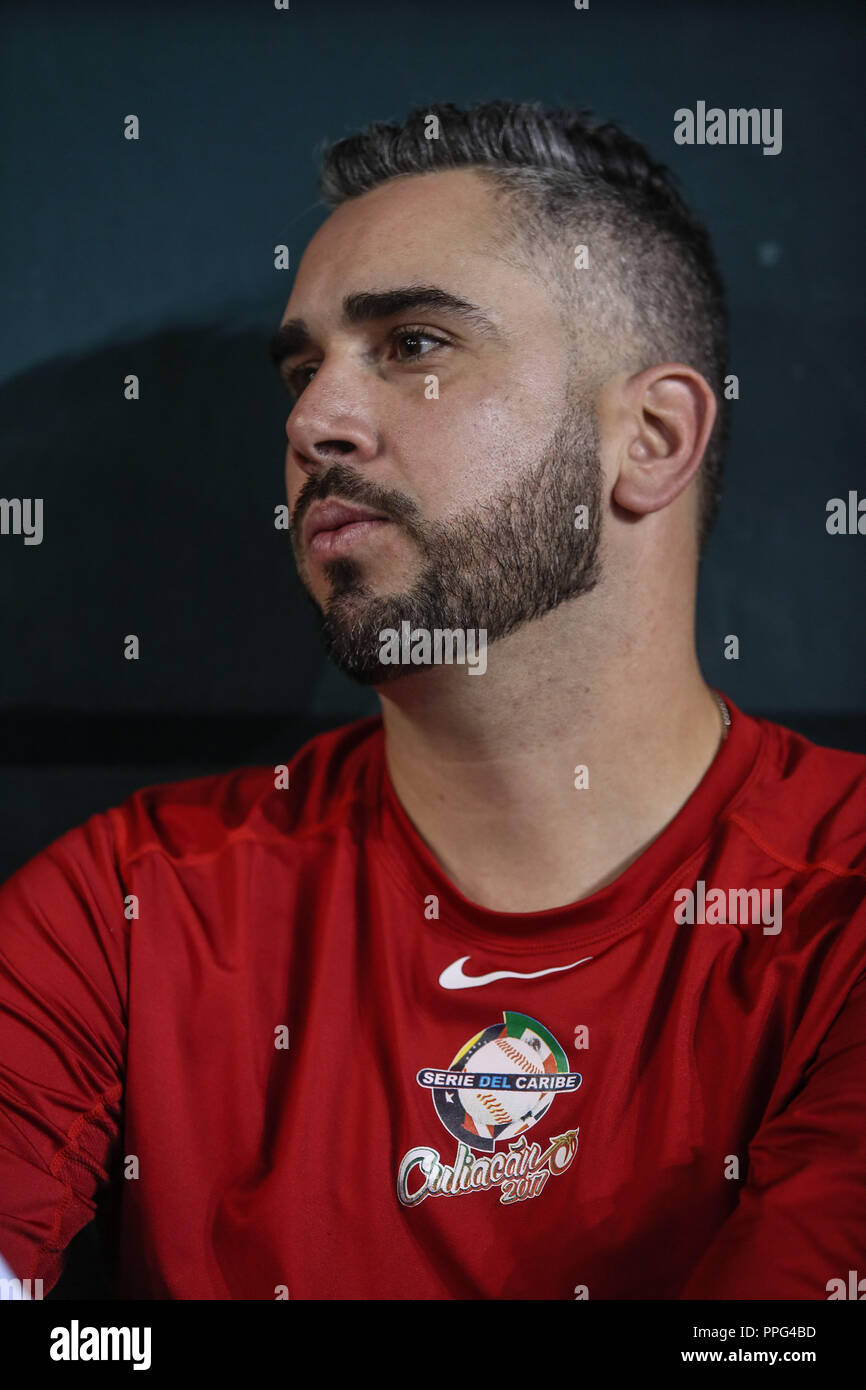 Oliver Perez pitcher mexicano visto en el dogout, previo al encuentro