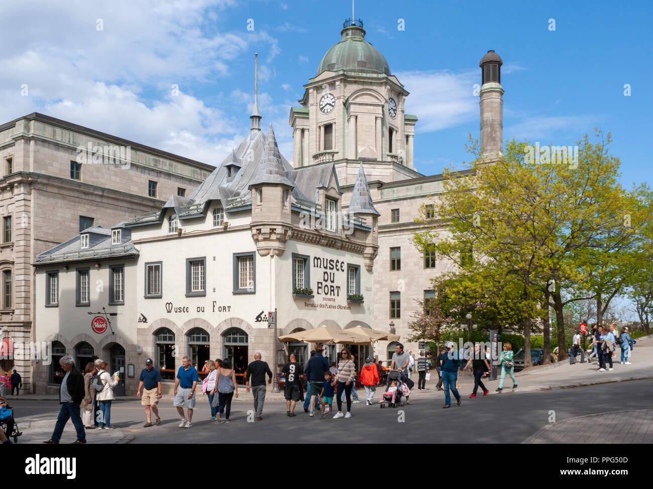 Tourists crossing a street in front of the Fort Museum (Musée du Fort