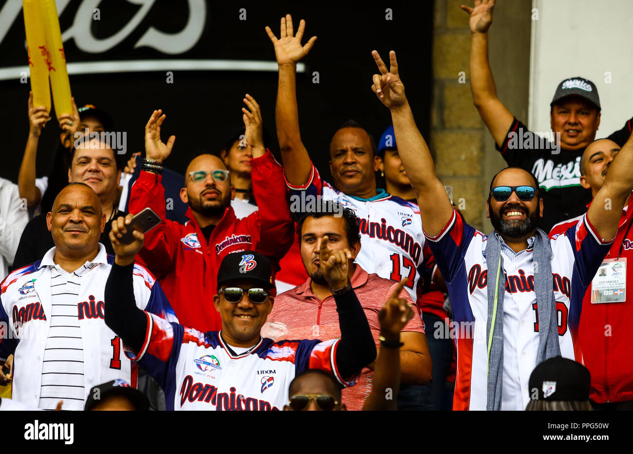 Aficionados y aficionadas de Águilas Cibaeñas de Republica Dominicana Aspectos del segundo día de actividades de la Serie del Caribe con el partido Stock Photo