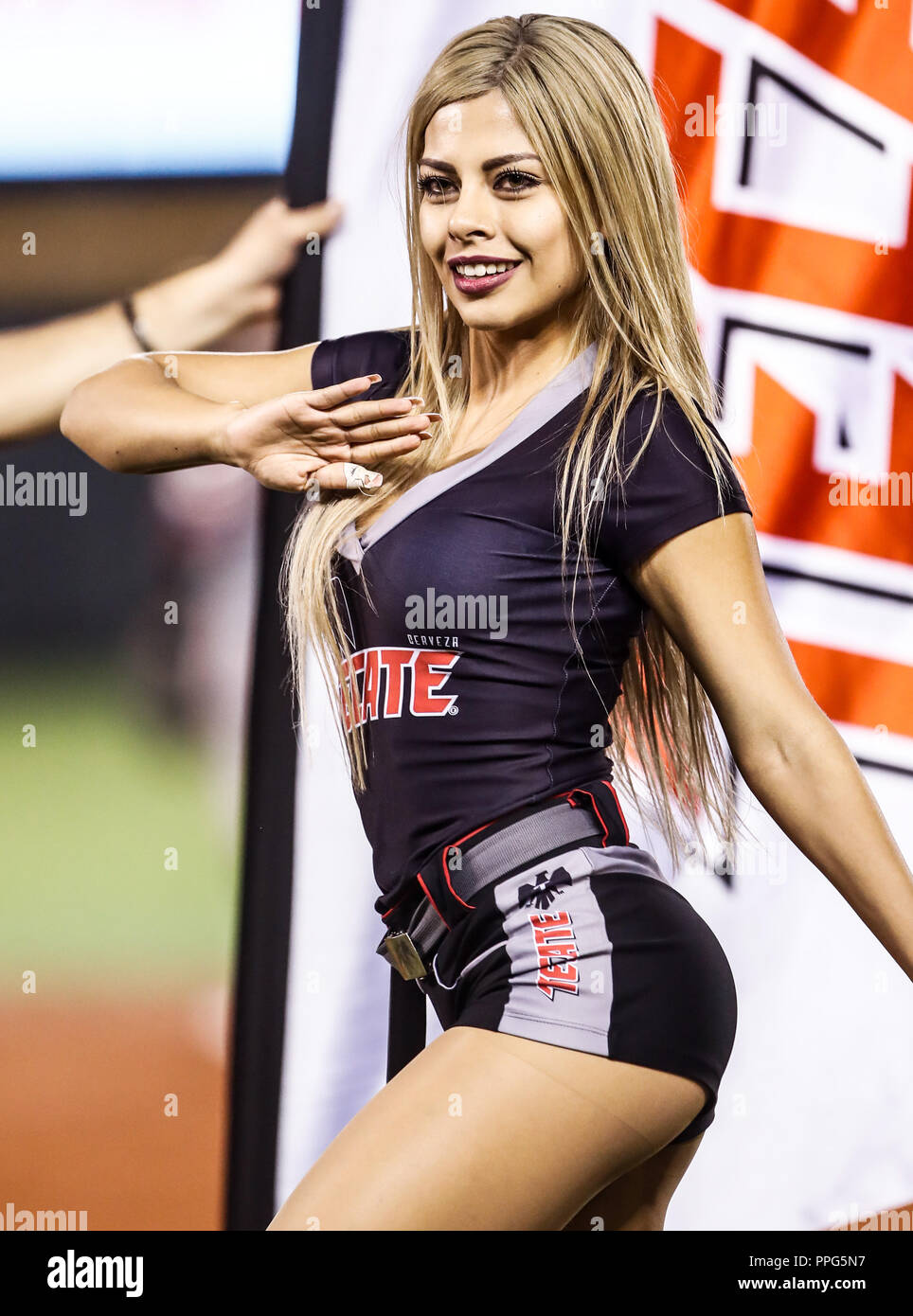 Edecanes o Chica Tecate. Acciones, durante el partido de beisbol de la  Serie del Caribe con el encuentro entre Tomateros de Culiacan de Mexico  contra Stock Photo - Alamy