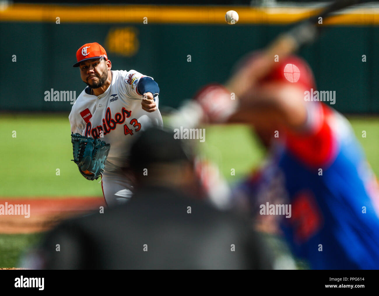 Carlos Teller pitcher inicial de Venezuela hace lanzamientos de la pelota en el primer inning. . Partido de beisbol de la Serie del Caribe con el encu Stock Photo