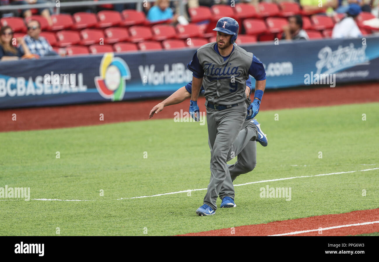 Andrew Butera de Italia celebra carrera en la segunda entrada, durante el partido entre Italia vs Puerto Rico, World Baseball Classic en estadio Charr Stock Photo