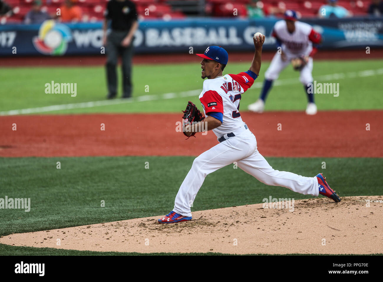Jose Berrios pitcher inicial de Puerto Rico hace lanzamientos en el ...