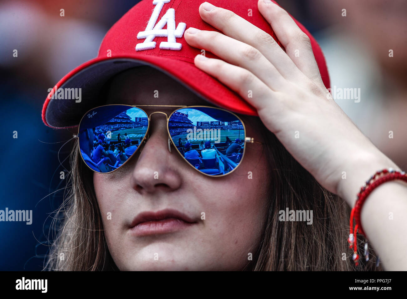 Aficionada de los Dodgers con lentes de sol. Sunglases Acciones del partido de beisbol, Dodgers de Los Angeles contra Padres de San Diego, tercer jueg Stock Photo
