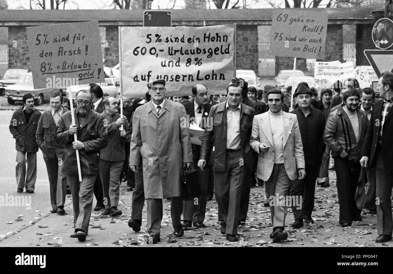 Workers and employees of Hoesch AG Westfalenhuette demonstrate on ...